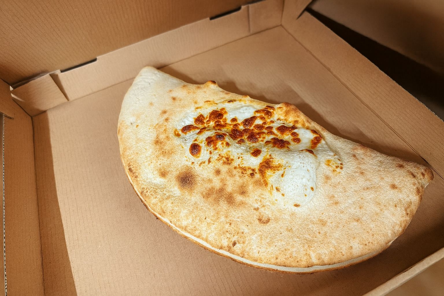 Le Chausson Crémier - Base tomate, Mozza, Emmental, Fromage de Chèvre, Pointe de Crème Fraîche, Olives, Origan