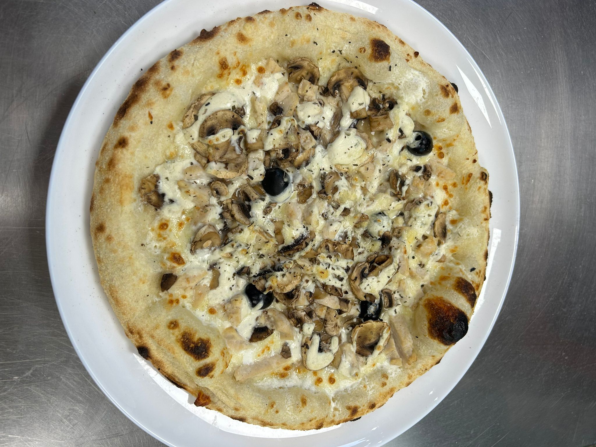 Boursin - Base crème, Mozza, Emmental, Poulet, Champignons, Sauce Boursin, Olives, Origan