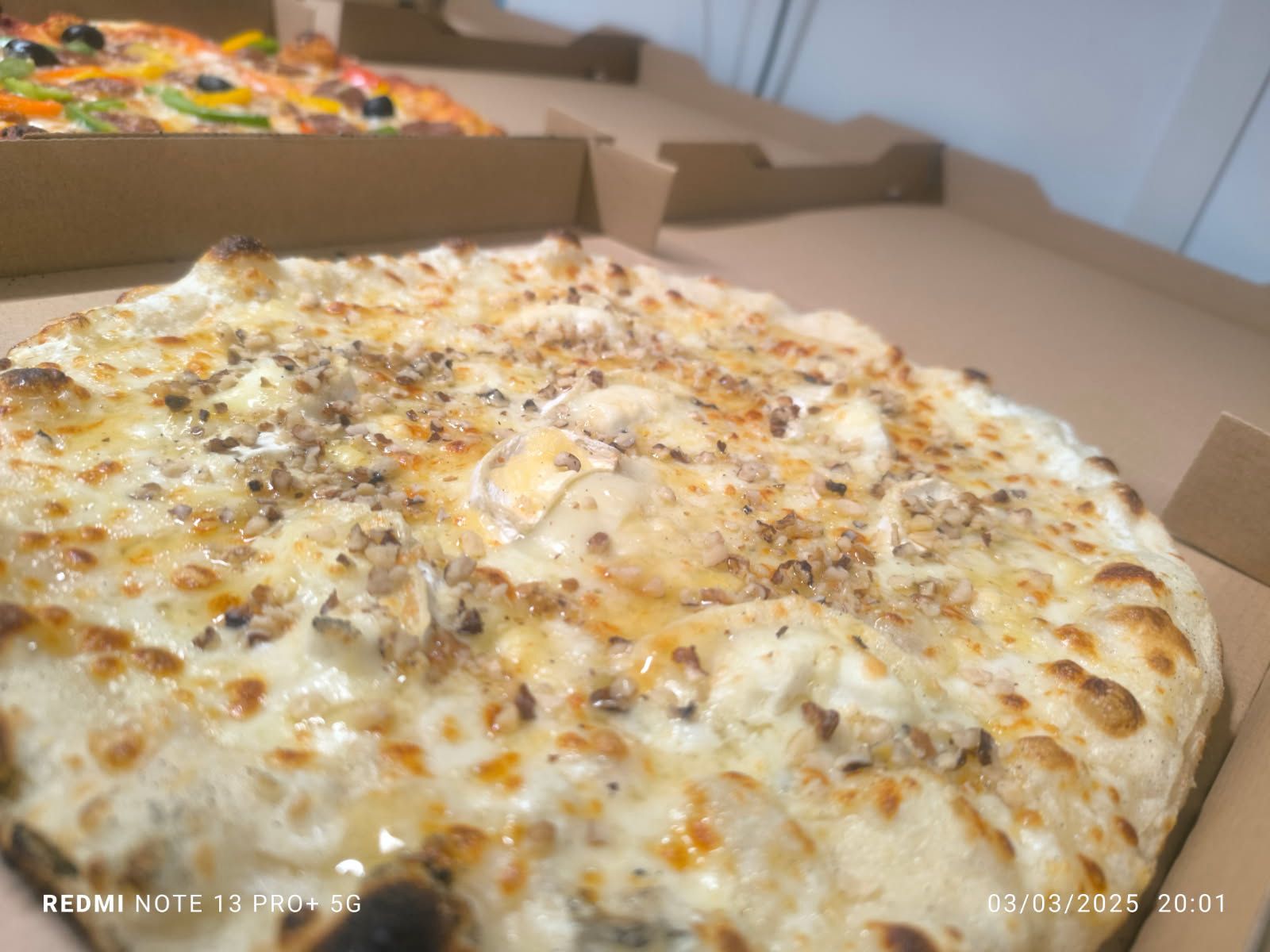 Chèvre Chaud - Base crème, Mozza, Emmental, Fromage de chèvre, Noix concassées, Miel