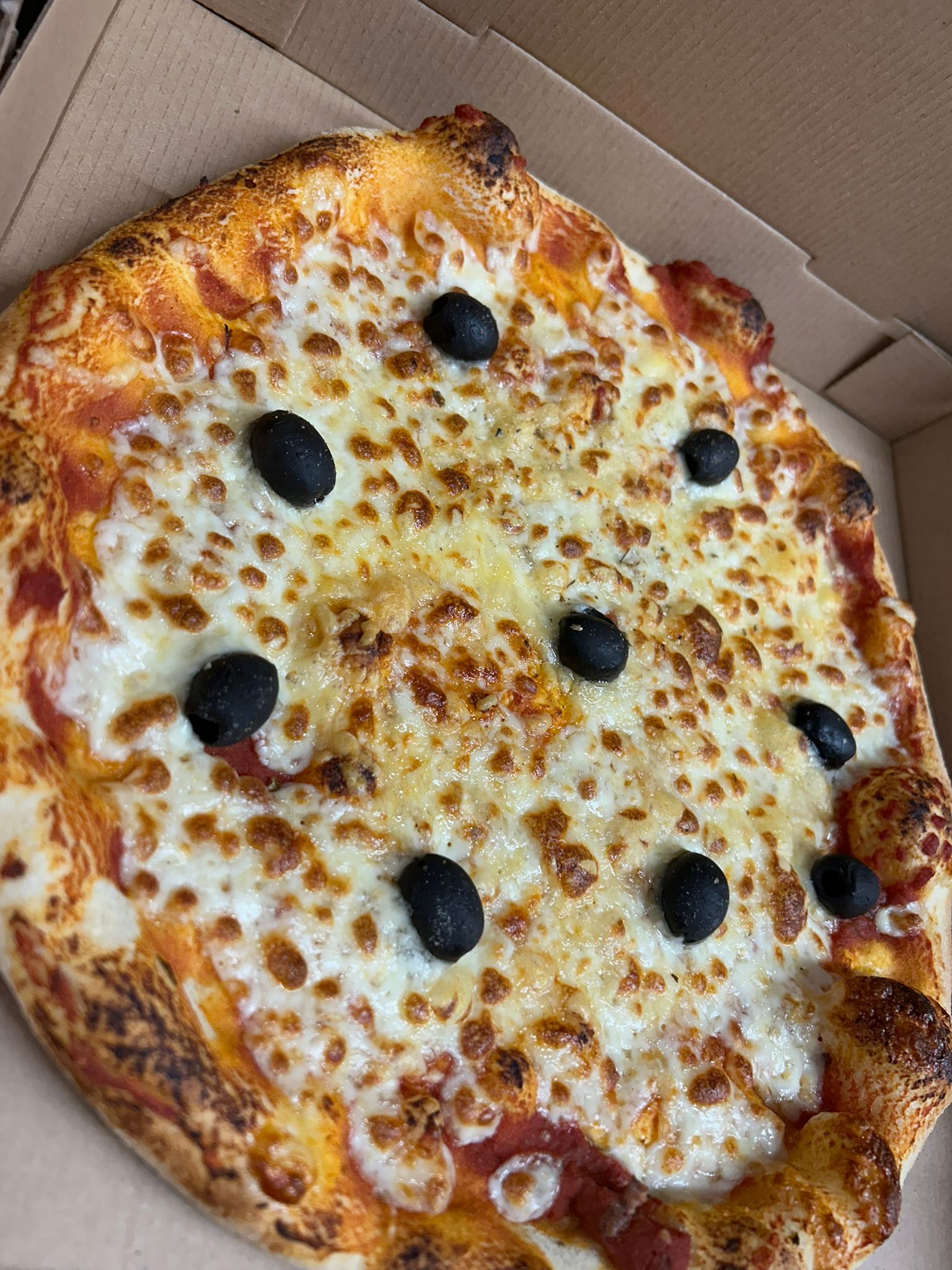 Margarita - Base tomate, Mozza, Emmental, Olives, Origan