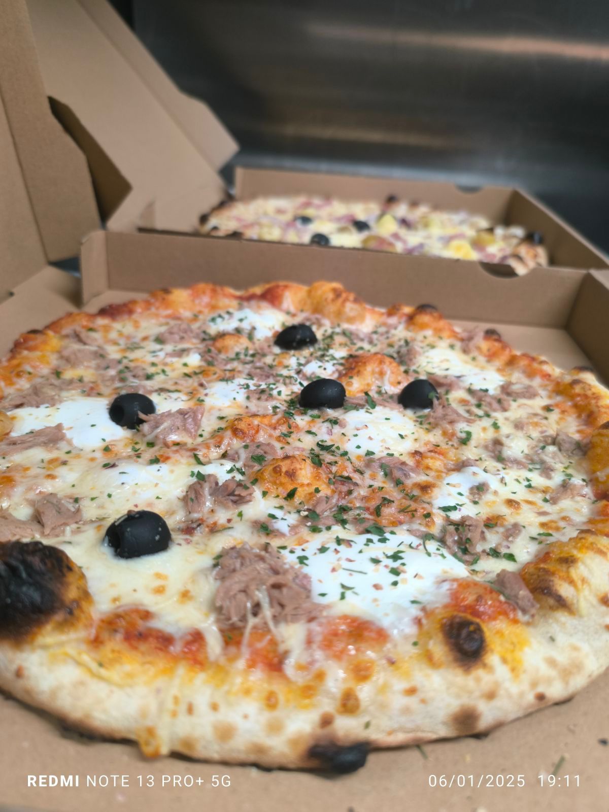 Pêcheur - Base tomate, Mozza, Emmental, Thon, Pointe de Crème Fraîche, Olives, Persillade, Origan