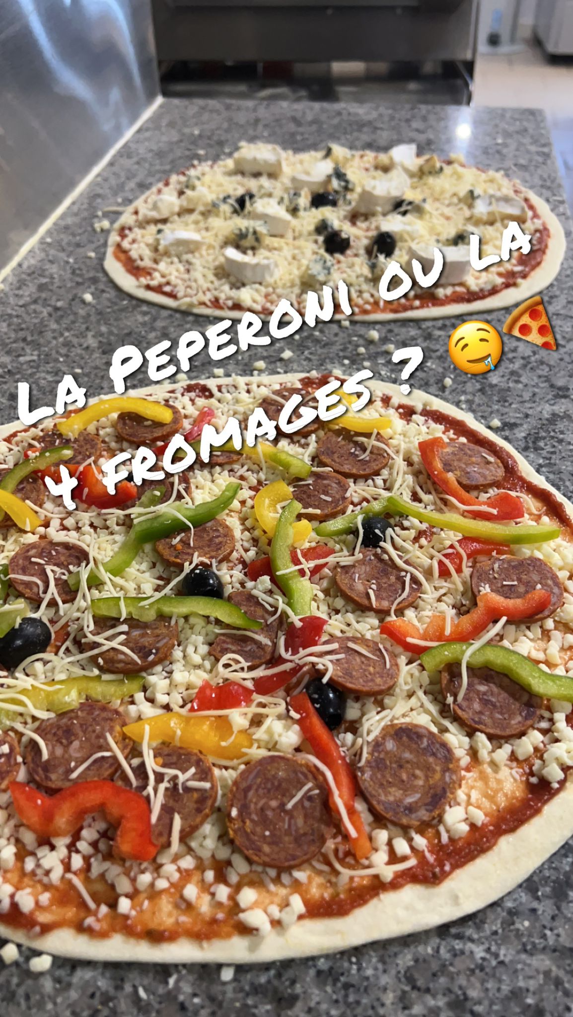 Pepperoni - Base tomate, Mozza, Emmental, Chorizo, Poivrons, Olives, Origan