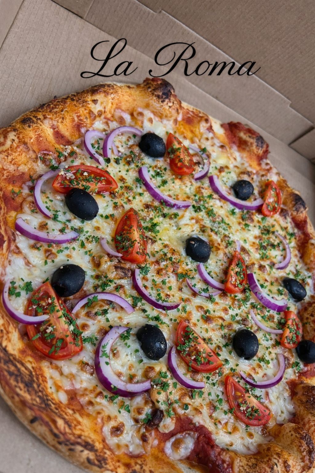 La Roma - Base tomate, Mozza, Emmental, Oignons, Tomates, Olives, Persillade, Origan