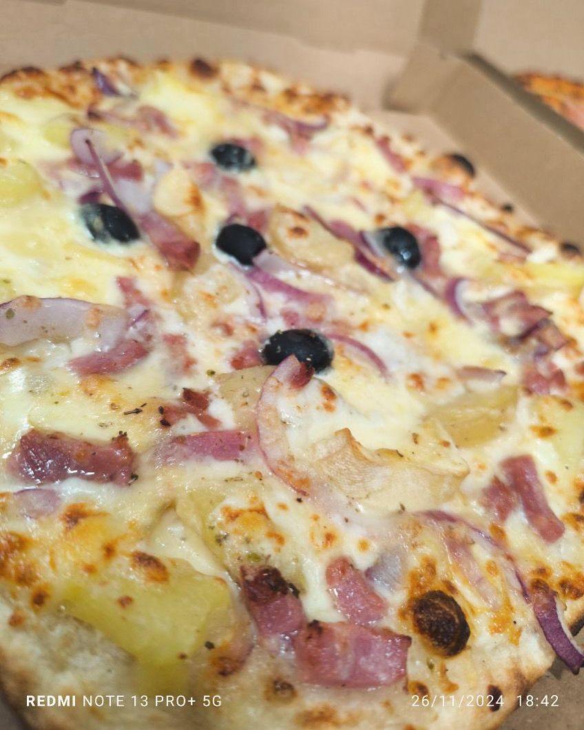 Tartiflette - Base crème, Mozza, Emmental, Pommes de terre, Lardons, Oignons, Reblochon, Olives, Origan