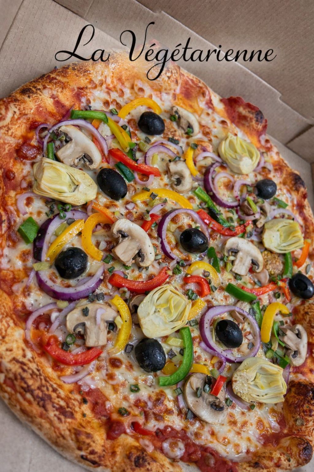 La Végétarienne - Base tomate, Mozza, Emmental, Poivrons, Champignons, Fonds d'Artichauts