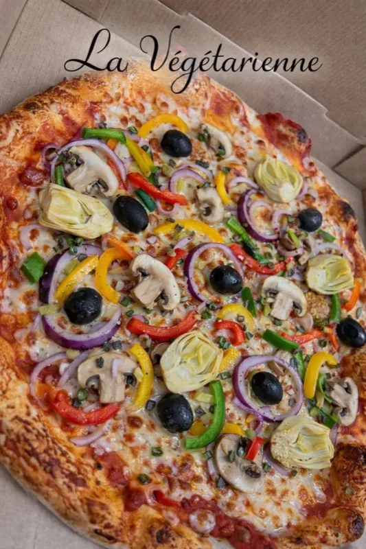 La Végétarienne - Base tomate, Mozza, Emmental, Oignons, Poivrons, Champignons, Fonds d'Artichauts
